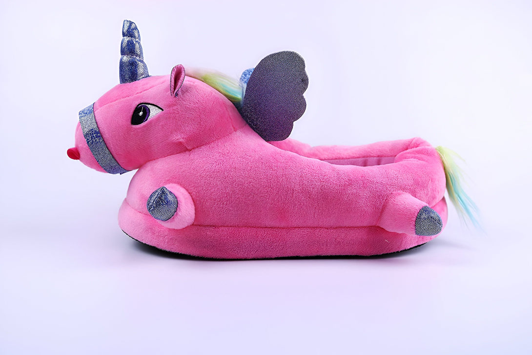 Une peluche licorne rose avec des ailes et une corne.