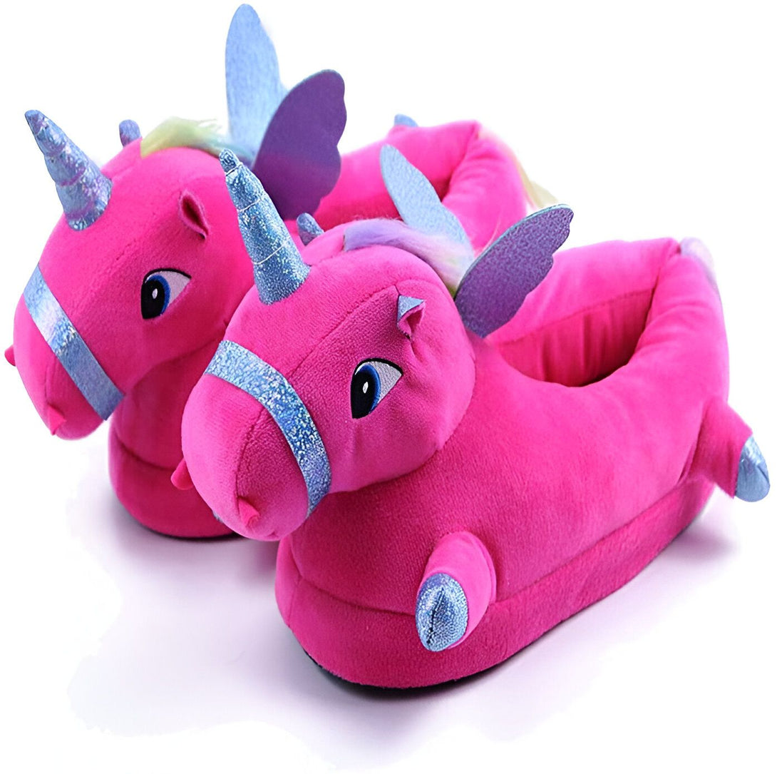 Une paire de pantoufles licorne en peluche rose avec des ailes arc-en-ciel et une corne brillante.