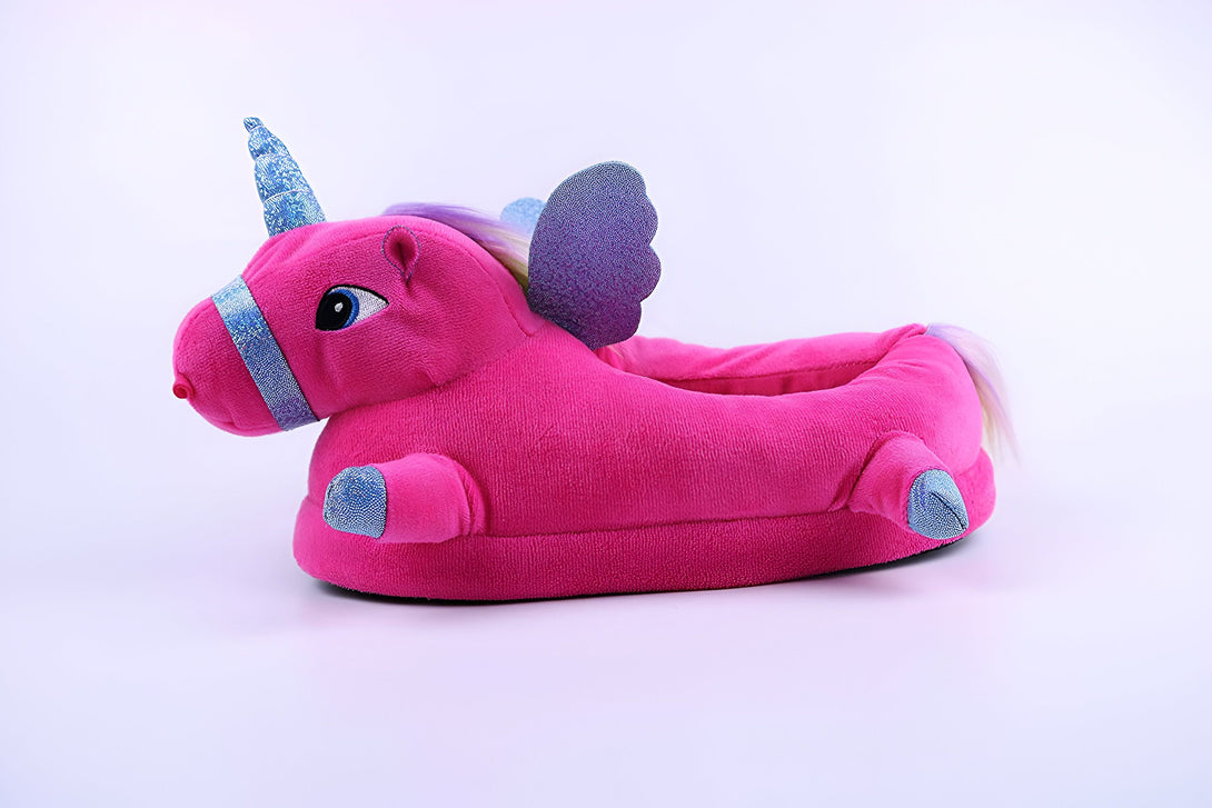 Une peluche licorne rose avec des ailes et une corne.