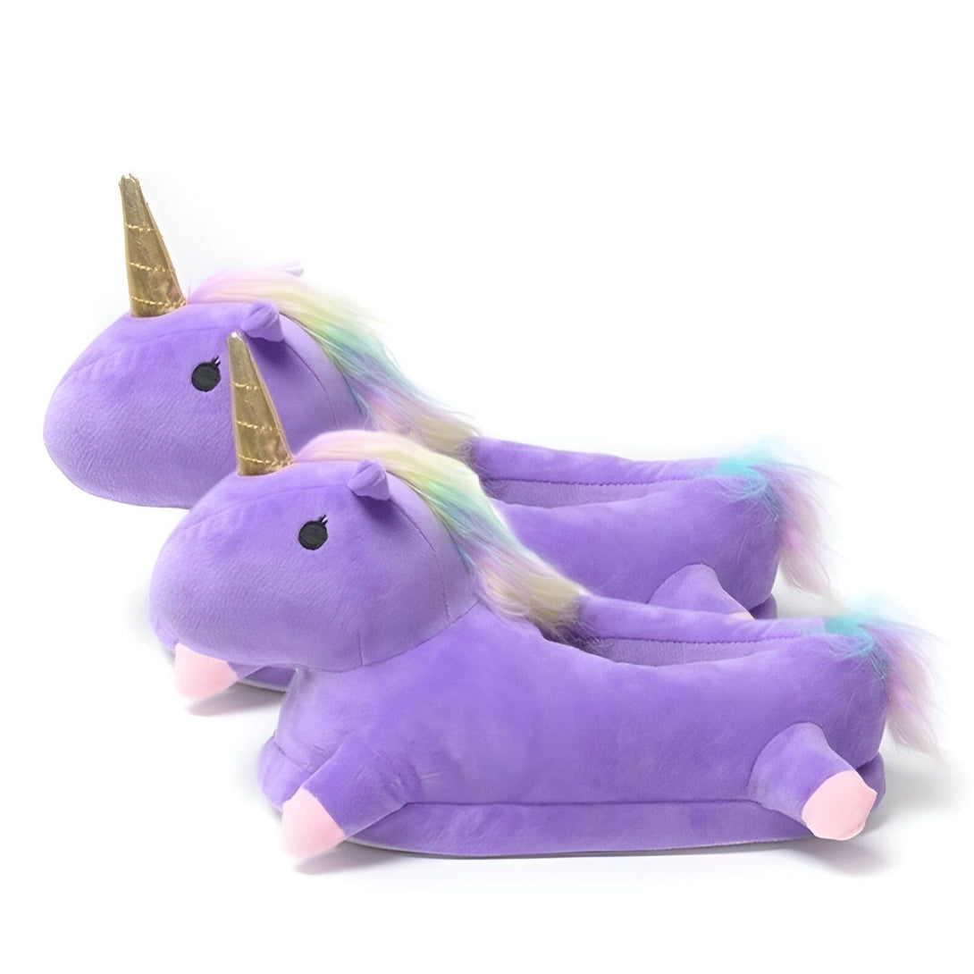 Une paire de pantoufles licorne violettes avec une corne dorée et une crinière arc-en-ciel.