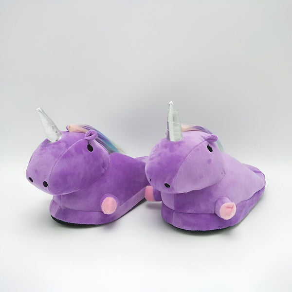 Image de pantoufles licorne violettes pour adultes et enfants. Chaussons confortables et amusants pour la maison, avec corne argentée et crinière multicolore. Idée cadeau originale et fantaisie., 45502187241727,45502187274495,45502187307263,45502187340031,45502187372799,45502187405567,45502187438335,45502187471103,45502187503871 | Licorne Shop
