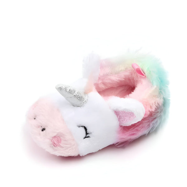 Chausson pour enfant en forme de licorne en peluche, blanc et rose avec une corne argentée et une crinière multicolore. Chaussure confortable et amusante pour les petits pieds., 45502279483647,45502279516415,45502279549183,45502279581951,45502279614719,45502279647487,45502279680255,45502279713023,45502279745791 | Licorne Shop