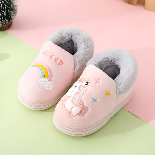 Paire de pantoufles roses pour enfant avec broderies d'un licorne et d'un arc-en-ciel. Chaussons d'intérieur confortables et mignons pour filles., 45502284955903,45502284988671,45502285021439,45502285054207,45502285086975,45502285119743,45502285152511,45502285185279,45502285218047 | Licorne Shop