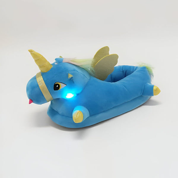 Pantoufle licorne en peluche bleue avec des ailes dorées et une corne jaune. Des lumières LED blanches illuminent le visage de la licorne., 45502189535487,45502189568255,45502189601023,45502189633791,45502189666559,45502189699327,45502189732095,45502189764863,45502189797631 | Licorne Shop