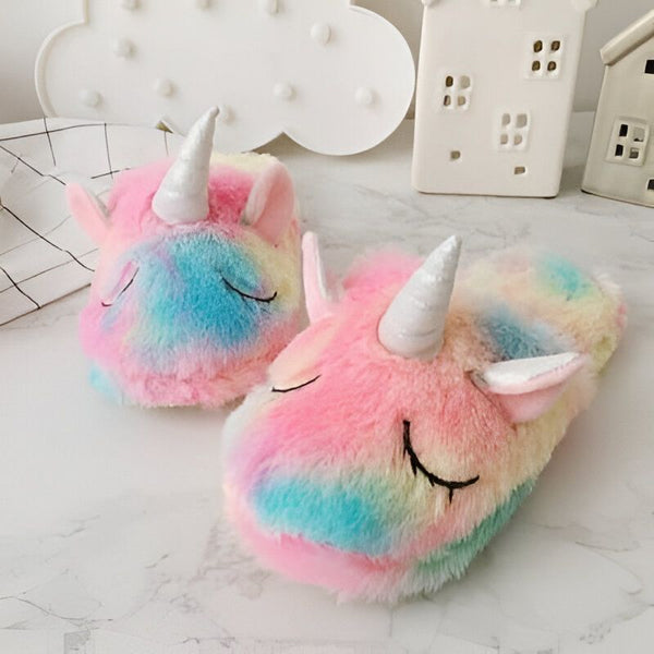 Deux chaussons licorne en peluche, multicolores, avec des cornes brillantes, posés sur une surface blanche. Décoration murale en arrière-plan., 45502271783167,45502271815935,45502271848703,45502271881471,45502271914239,45502271947007,45502271979775,45502272012543,45502272045311 | Licorne Shop