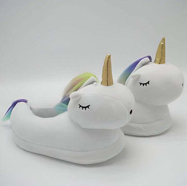 Paire de chaussons en forme de licorne blanche avec corne dorée et crinière arc-en-ciel, pour un confort douillet et magique. Accessoires de mode fantaisie et amusants pour se détendre à la maison., 45502197563647,45502197596415,45502197629183,45502197661951,45502197694719,45502197727487,45502197760255,45502197793023,45502197825791 | Licorne Shop