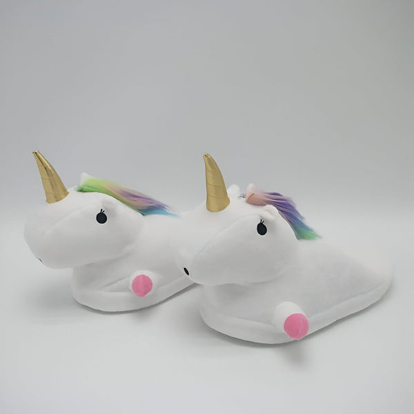 Deux pantoufles licorne blanches en peluche avec une crinière arc-en-ciel et une corne dorée. Accessoires de mode amusants et confortables pour se détendre à la maison., 45502186914047,45502186946815,45502186979583,45502187012351,45502187045119,45502187077887,45502187110655,45502187143423,45502187176191 | Licorne Shop