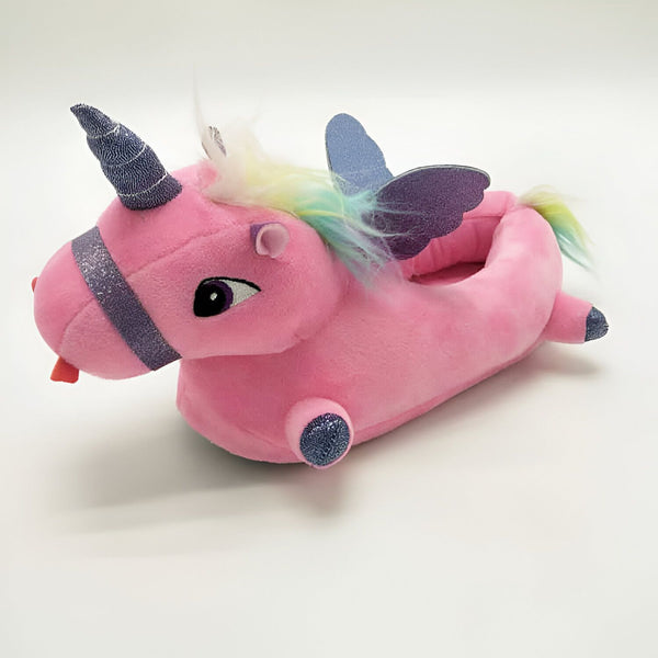 Image d'une pantoufle en forme de licorne rose en peluche avec des ailes scintillantes, une crinière arc-en-ciel et une corne bleue brillante. Accessoire de maison confortable et ludique pour enfants et adultes., 45502182129919,45502182162687,45502182195455,45502182228223,45502182260991,45502182293759,45502182326527,45502182359295,45502182392063 | Licorne Shop