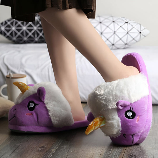 Personne portant des pantoufles licorne violettes douces à l'intérieur. Les pantoufles confortables ont des détails amusants, comme une corne dorée et une crinière blanche. Idéal pour se détendre à la maison., 45502184685823,45502184718591,45502184751359,45502184784127,45502184816895,45502184849663,45502184882431,45502184915199,45502184947967 | Licorne Shop