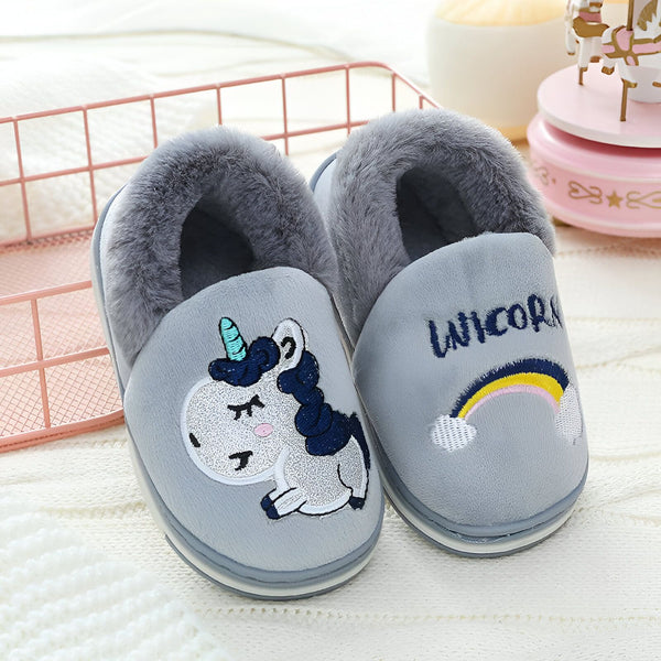 Photo de chaussons gris pour enfants avec motif licorne et arc-en-ciel, intérieur fourré pour un confort optimal. Idéal pour garder les pieds au chaud à la maison., 45502267425023,45502267457791,45502267490559,45502267523327,45502267556095,45502267588863,45502267621631,45502267654399,45502267687167 | Licorne Shop