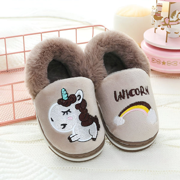 Paire de chaussons d'intérieur beige, avec un motif de licorne brodé sur l'un et un arc-en-ciel avec l'inscription "Wicorn" sur l'autre. L'intérieur est en fausse fourrure marron., 45502268113151,45502268145919,45502268178687,45502268211455,45502268244223,45502268276991,45502268309759,45502268342527,45502268375295 | Licorne Shop