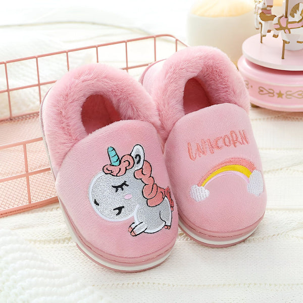 Image de deux pantoufles roses pour enfants avec des motifs de licorne et d'arc-en-ciel brodés., 45502271455487,45502271488255,45502271521023,45502271553791,45502271586559,45502271619327,45502271652095,45502271684863,45502271717631 | Licorne Shop