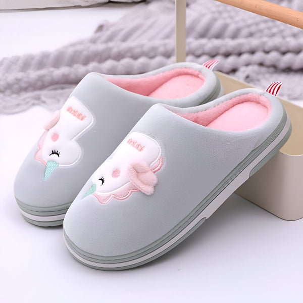 Paire de chaussons d'intérieur gris et rose avec motif brodé de licornes, idéaux pour rester confortablement au chaud à la maison., 45502268440831,45502268473599,45502268506367,45502268539135,45502268571903,45502268604671,45502268637439,45502268670207,45502268702975 | Licorne Shop