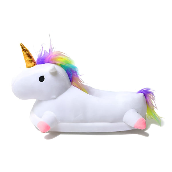 Image d'une pantoufle licorne blanche avec une crinière arc-en-ciel, une corne dorée et de petits pieds roses. La pantoufle a une forme de licorne complète, avec des détails mignons et douillets. Idéale pour les amateurs de licornes et de confort., 45502200643839,45502200676607,45502200709375,45502200742143,45502200774911,45502200807679,45502200840447,45502200873215,45502200905983 | Licorne Shop