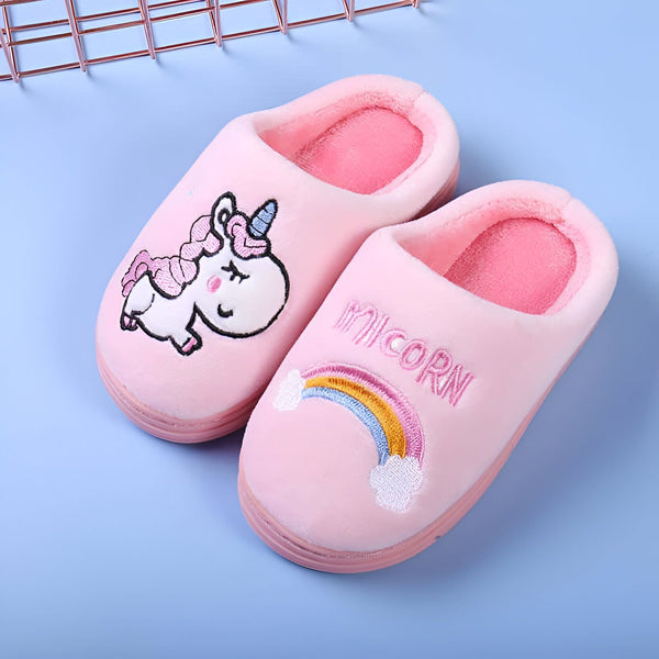 Chaussons roses pour enfants avec motif licorne brodé et doublure douce. Chaussons confortables et amusants, idéaux pour la maison. Chaussure avec arc-en-ciel, peluche et fantaisie., 45502195794175,45502195826943,45502195859711,45502195892479,45502195925247,45502195958015,45502195990783,45502196023551,45502196056319 | Licorne Shop