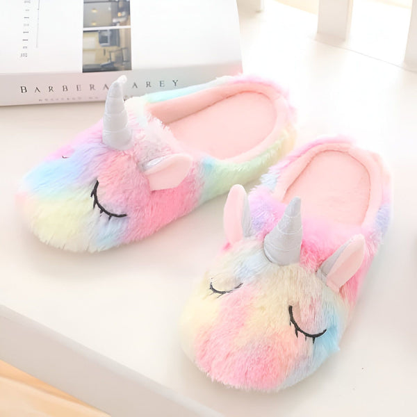 Une paire de chaussons licorne pastel et doux sur une surface blanche. Les chaussons ont des cornes argentées et de petites oreilles roses., 45502199857407,45502199890175,45502199922943,45502199955711,45502199988479,45502200021247,45502200054015,45502200086783,45502200119551 | Licorne Shop