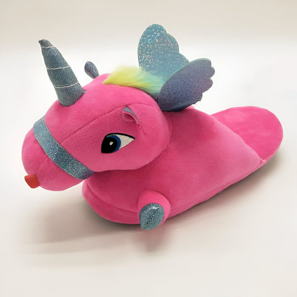 Pantoufle en forme de licorne rose avec une corne scintillante, des ailes bleues brillantes et une crinière arc-en-ciel. Chaussons fantaisie pour enfants ou adultes, confort et originalité garantis., 45502275944703,45502275977471,45502276010239,45502276043007,45502276075775,45502276108543,45502276141311,45502276174079,45502276206847 | Licorne Shop