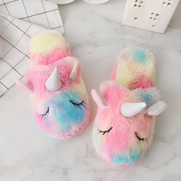 Deux pantoufles licorne colorées et moelleuses avec un cornet blanc. Chaussons amusants pour filles, confortables et douillets, idéaux pour se détendre à la maison. Accessoires de mode mignons et originaux., 45502187897087,45502187929855,45502187962623,45502187995391,45502188028159,45502188060927,45502188093695,45502188126463,45502188159231 | Licorne Shop