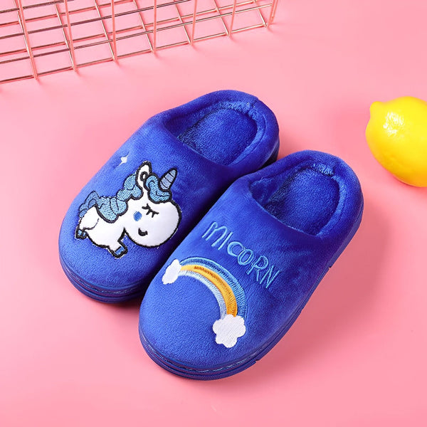 Deux pantoufles bleues pour enfants avec motifs brodés, une avec un dessin de licorne endormie, l'autre avec un arc-en-ciel et le mot "Micorn"., 45502267097343,45502267130111,45502267162879,45502267195647,45502267228415,45502267261183,45502267293951,45502267326719,45502267359487 | Licorne Shop