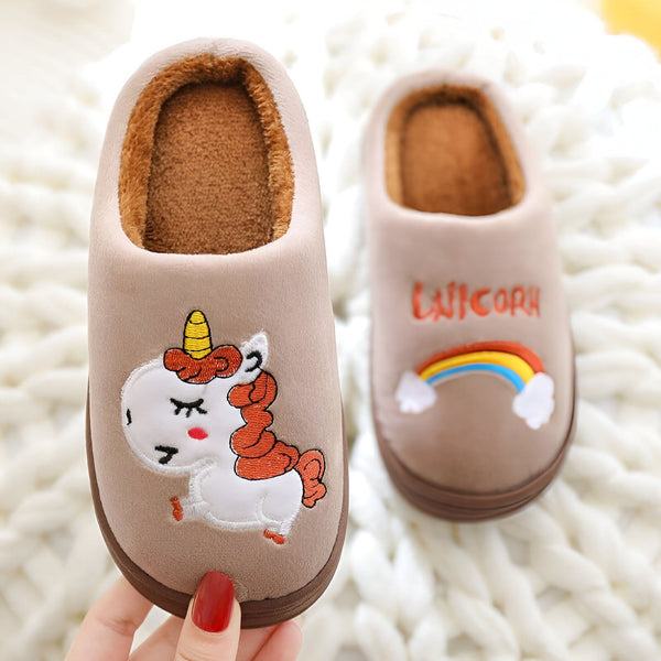 Pantoufles pour enfants beige clair avec un dessin de licorne et d'arc-en-ciel. Chaussons doux et confortables pour les pieds des enfants., 45502198612223,45502198644991,45502198677759,45502198710527,45502198743295,45502198776063,45502198808831,45502198841599,45502198874367 | Licorne Shop