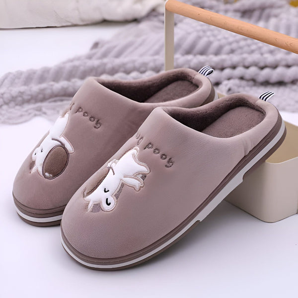 Paire de chaussons d'intérieur couleur taupe, décorés de motifs brodés d'ours blancs et de l'inscription "Good time". Intérieur doux et confortable., 45502183211263,45502183244031,45502183276799,45502183309567,45502183342335,45502183375103,45502183407871,45502183440639,45502183473407 | Licorne Shop