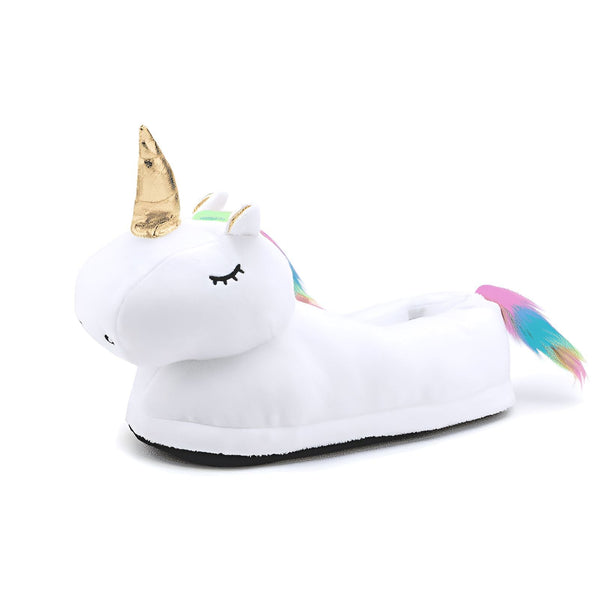 Pantoufle licorne blanche en peluche avec corne dorée et crinière arc-en-ciel. Chaussons doux et confortables en forme de licorne. Idée cadeau originale et fantaisie. Mode cocooning et détente à la maison., 45502196941055,45502196973823,45502197006591,45502197039359,45502197072127,45502197104895,45502197137663,45502197170431,45502197203199 | Licorne Shop
