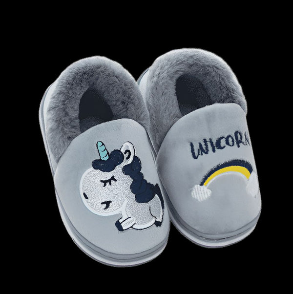 Paire de chaussons gris pour enfant, avec motif licorne brodé sur l'un et arc-en-ciel sur l'autre. Intérieur douillet en fausse fourrure grise. Chaussons confortables et amusants pour les enfants., 45502278926591,45502278959359,45502278992127,45502279024895,45502279057663,45502279090431,45502279123199,45502279155967,45502279188735 | Licorne Shop