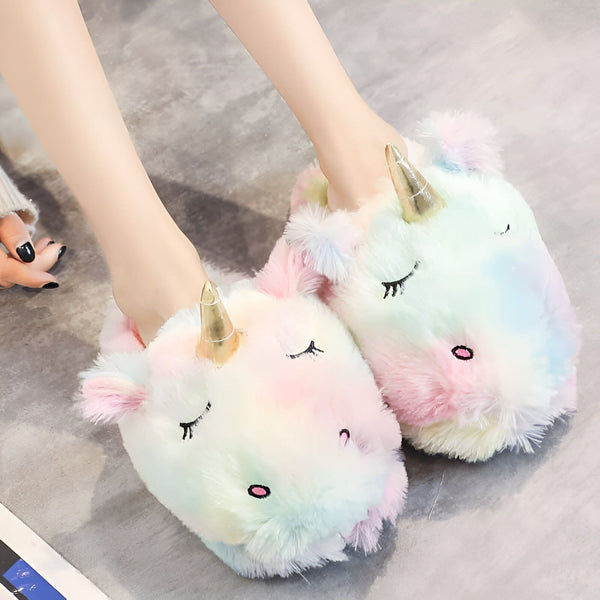 Pieds chaussés de pantoufles licorne colorées et duveteuses avec corne dorée. Chaussons confortables en forme de licorne, idéaux pour se détendre à la maison. Style doux et amusant, parfait pour les amoureux des licornes., 45502273257727,45502273323263,45502273356031,45502273388799,45502273421567,45502273454335,45502273487103,45502273519871,45502273552639 | Licorne Shop