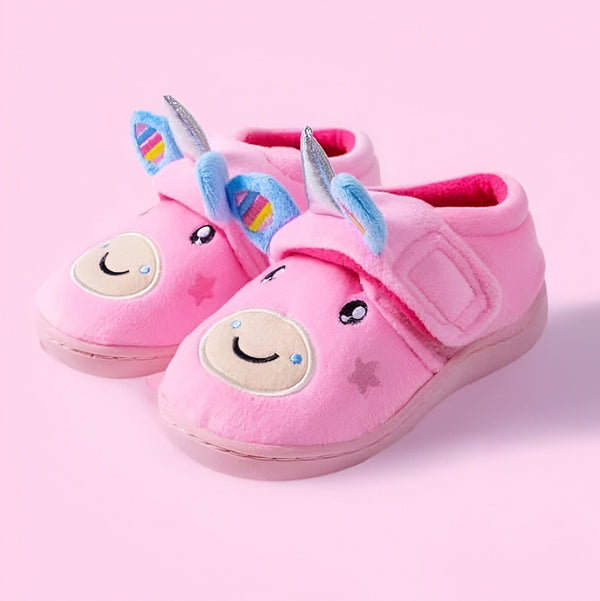 Paire de chaussons roses pour enfant en forme de licorne. Pantoufles douces et confortables avec motif brodé et corne argentée. Idéal pour garder les pieds au chaud avec style. Mode enfantine, chaussures d'intérieur., 45502269915391,45502269948159,45502269980927,45502270013695,45502270046463,45502270079231,45502270111999,45502270144767,45502270177535 | Licorne Shop