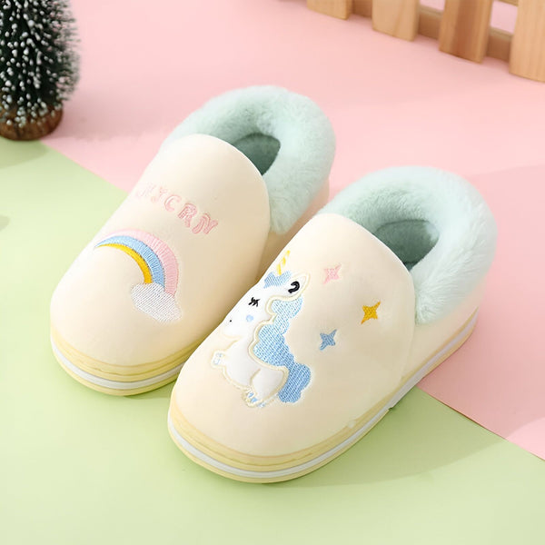 Image de deux chaussons doux et moelleux pour enfants, ornés de motifs brodés d'un arc-en-ciel et d'une licorne bleue sur fond pastel. Parfaits pour la maison, ils offrent confort et chaleur., 45502187569407,45502187602175,45502187634943,45502187667711,45502187700479,45502187733247,45502187766015,45502187798783,45502187831551 | Licorne Shop