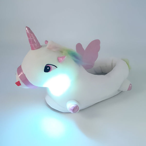 Une pantoufle en forme de licorne blanche avec des ailes roses, une corne rose brillante et des lumières LED qui l'illuminent., 45502275256575,45502275289343,45502275322111,45502275354879,45502275387647,45502275420415,45502275453183,45502275485951,45502275518719 | Licorne Shop