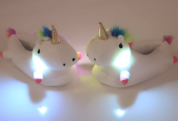 Deux pantoufles licorne blanches avec une corne dorée et des crinières colorées, leurs joues et leurs queues roses ressortent. Elles s'illuminent, créant une ambiance chaleureuse. Idéales pour des moments cocooning à la maison., 45502265753855,45502265786623,45502265819391,45502265852159,45502265884927,45502265917695,45502265950463,45502265983231,45502266015999 | Licorne Shop