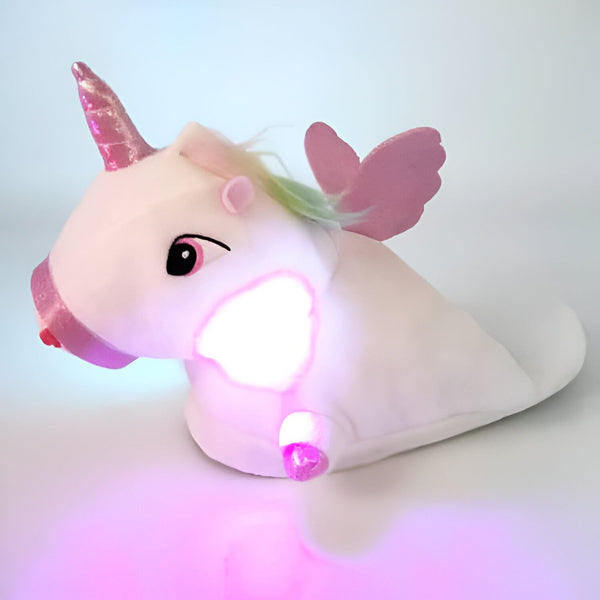 Pantoufle en forme de licorne blanche avec des ailes roses et une corne rose scintillante. La pantoufle s'illumine d'une lumière rose et blanche., 45502201495807,45502201528575,45502201561343,45502201594111,45502201626879,45502201659647,45502201692415,45502201725183,45502201757951 | Licorne Shop