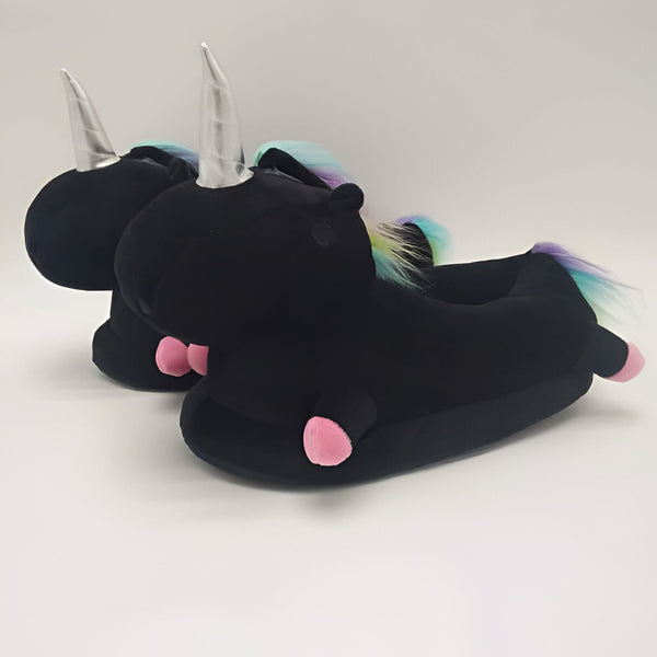 Une paire de pantoufles noires en forme de licorne avec des cornes argentées et une crinière multicolore. Les pantoufles ont des sabots roses., 45502180950271,45502180983039,45502181015807,45502181048575,45502181081343,45502181114111,45502181146879,45502181179647,45502181212415 | Licorne Shop