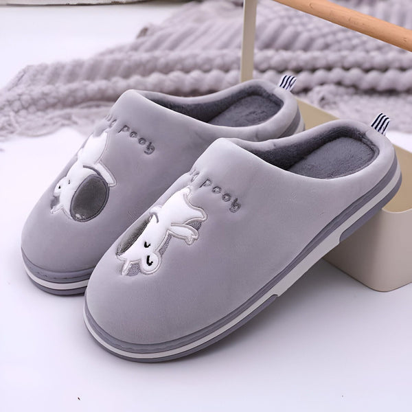 Paire de pantoufles grises confortables avec motif brodé d'un personnage de dessin animé, idéales pour la maison., 45502283874559,45502283907327,45502283940095,45502283972863,45502284005631,45502284038399,45502284071167,45502284103935,45502284136703 | Licorne Shop