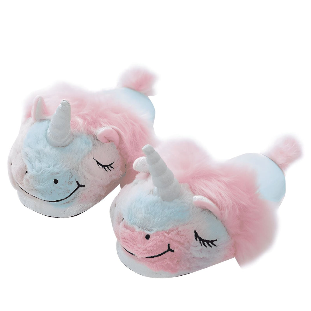 Image de deux chaussons licorne rose et bleu avec des yeux fermés, une corne blanche et une crinière en fausse fourrure. Idéal pour se détendre à la maison avec style., 45502269161727,45502269194495,45502269227263,45502269260031,45502269292799,45502269325567,45502269358335,45502269391103,45502269423871 | Licorne Shop