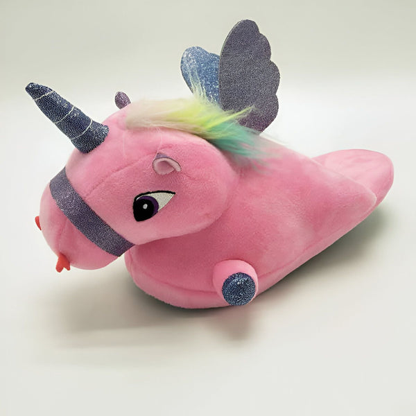 Image d'une pantoufle en forme de licorne rose avec une corne bleu pailletée, une crinière arc-en-ciel et des ailes bleues brillantes., 45502268801279,45502268834047,45502268866815,45502268899583,45502268932351,45502268965119,45502268997887,45502269030655,45502269063423 | Licorne Shop