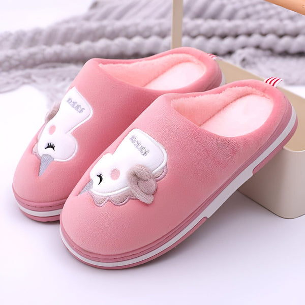 Paire de chaussons roses moelleux avec motif brodé d'un personnage animalier blanc. Chaussons d'intérieur confortables et chauds, idéaux pour la détente à la maison., 45502274535679,45502274568447,45502274601215,45502274633983,45502274666751,45502274699519,45502274732287,45502274765055,45502274797823 | Licorne Shop