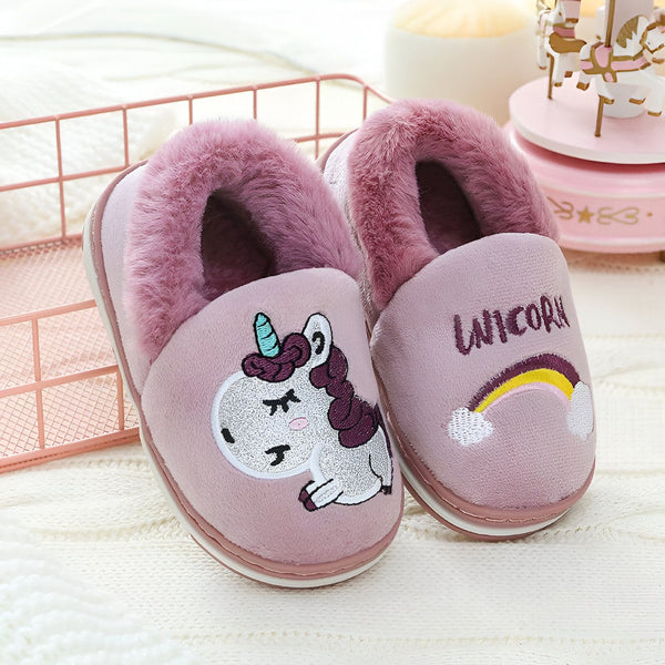 Paire de chaussons roses pour enfant, décorés d'une licorne brodée et d'un arc-en-ciel. Intérieur fourré pour un confort douillet. Idéaux pour les soirées cocooning., 45502197924095,45502197956863,45502197989631,45502198022399,45502198055167,45502198087935,45502198120703,45502198153471,45502198186239 | Licorne Shop