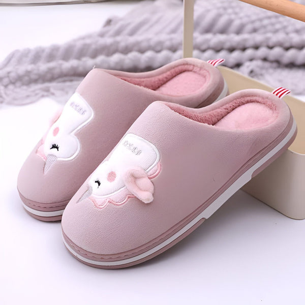 Paire de pantoufles roses confortables avec motif d'animaux brodé. Chaussons douillets pour femmes, style mignon et chaleureux. Accessoires de détente à la maison., 45502184259839,45502184292607,45502184325375,45502184358143,45502184390911,45502184423679,45502184456447,45502184489215,45502184521983 | Licorne Shop