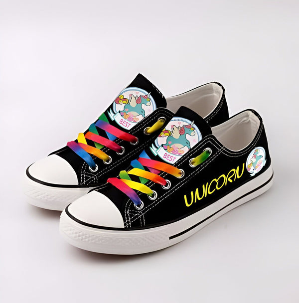 Paire de baskets noires avec des lacets arc-en-ciel, ornées de motifs licorne et du mot "UNICORN" en jaune. Chaussures fantaisie pour enfants., 45502166040831,45502166073599,45502166106367,45502166139135,45502166171903,45502166204671,45502166237439,45502166270207,45502166302975 | Licorne Shop