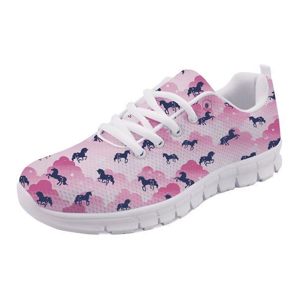 Basket rose et blanche avec un motif de nuages roses et de silhouettes de chevaux bleu marine. Chaussure de sport pour fille avec lacets blancs et semelle blanche., 45502293180671,45502293213439,45502293246207,45502293278975,45502293311743,45502293344511,45502293377279,45502293410047,45502293442815 | Licorne Shop