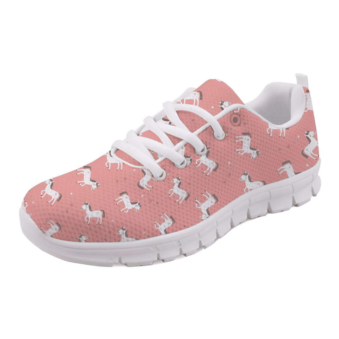 Chaussure de course rose pâle avec motif de petits chevaux blancs et d'étoiles. Lacets blancs et semelle blanche. Chaussure tendance pour les enfants et les adultes., 45502295310591,45502295343359,45502295376127,45502295408895,45502295441663,45502295474431,45502295507199,45502295539967,45502295572735 | Licorne Shop