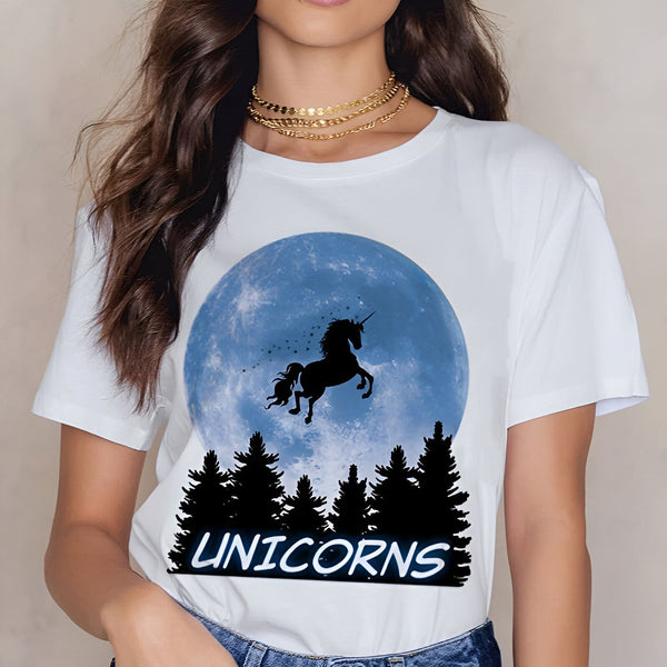 Une femme porte un t-shirt blanc avec un imprimé d'une pleine lune bleue, d'une silhouette de licorne noire, de pins et du mot « Unicorns » en bleu. Elle porte un collier à plusieurs rangs dorés et un jean., 45502311891199,45502311923967,45502311956735,45502311989503,45502312022271,45502312055039,45502312087807,45502312153343 | Licorne Shop