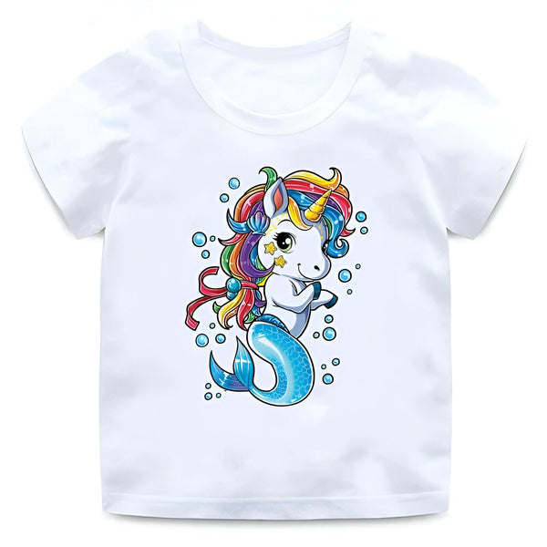 T-shirt blanc avec un dessin d'une licorne-sirène aux cheveux arc-en-ciel, avec une queue bleue et un motif d'écailles, entourée de bulles. Illustration de style enfantin pour vêtements., 45502310514943,45502310547711,45502310580479,45502310613247,45502310646015,45502310678783,45502310711551,45502310744319 | Licorne Shop