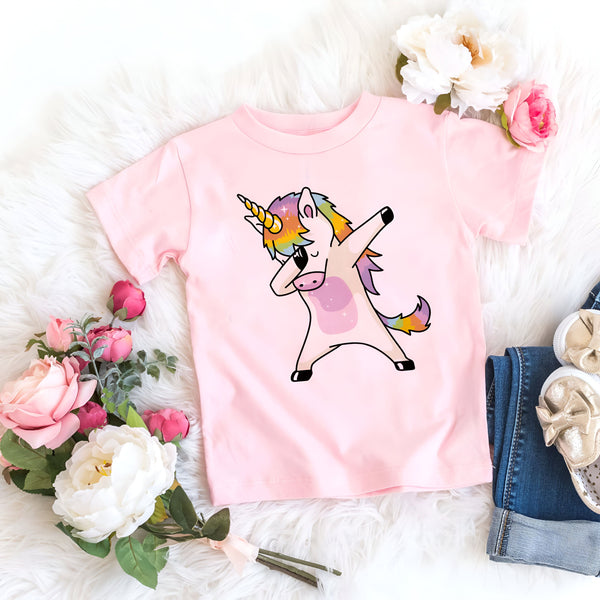 T-shirt rose pour enfant avec un dessin de licorne faisant un dab, entouré de fleurs et d'accessoires pour enfant. Vêtement pour enfants tendance., 45502326309119,45502326341887,45502326374655,45502326407423,45502326440191,45502326472959,45502326505727,45502326538495 | Licorne Shop