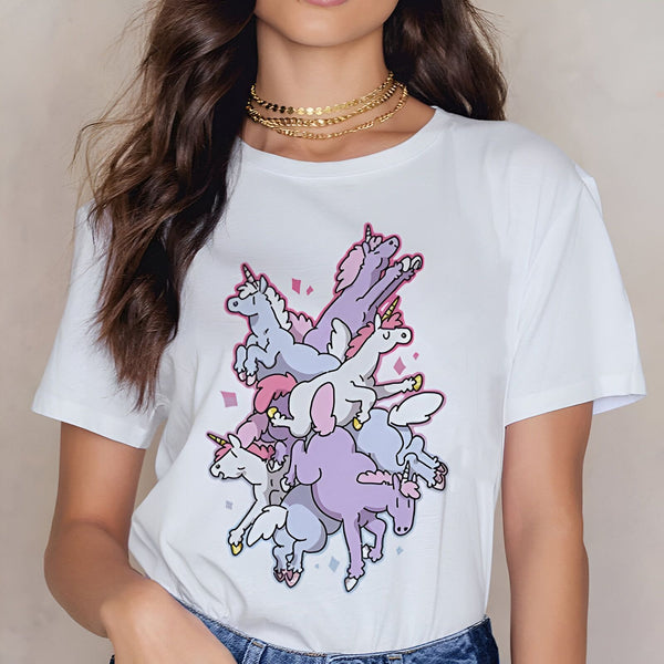 Femme portant un T-shirt blanc avec un motif d'une pile de licornes colorées. Collier doré à plusieurs rangs. Style décontracté et fantaisiste., 45502308581631,45502308614399,45502308647167,45502308679935,45502308712703,45502308745471,45502308778239,45502308811007 | Licorne Shop