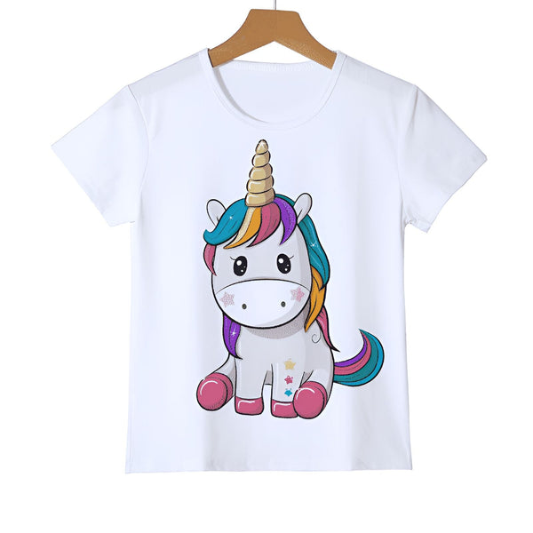 T-shirt blanc avec un dessin de licorne colorée. Dessin animé mignon avec une corne dorée, des crins arc-en-ciel et des joues roses. Vêtement pour enfant, style fantaisie et féérique., 45502309204223,45502309236991,45502309269759,45502309302527,45502309335295,45502309368063,45502309400831,45502309433599 | Licorne Shop