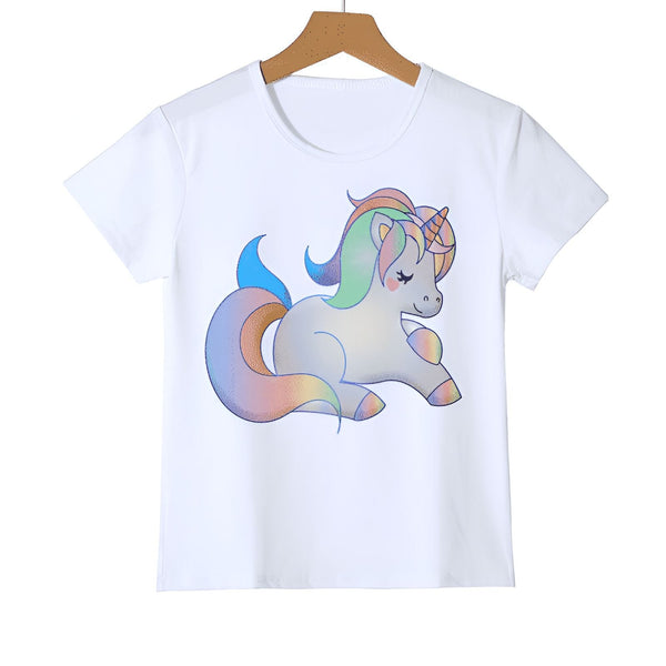 T-shirt blanc avec un dessin d'une licorne colorée. Vêtement pour enfant avec un motif féérique. Illustration mignonne d'animal fantastique sur un haut en coton. Mode enfantine originale et créative., 45502308909311,45502308942079,45502308974847,45502309007615,45502309040383,45502309073151,45502309105919,45502309138687 | Licorne Shop