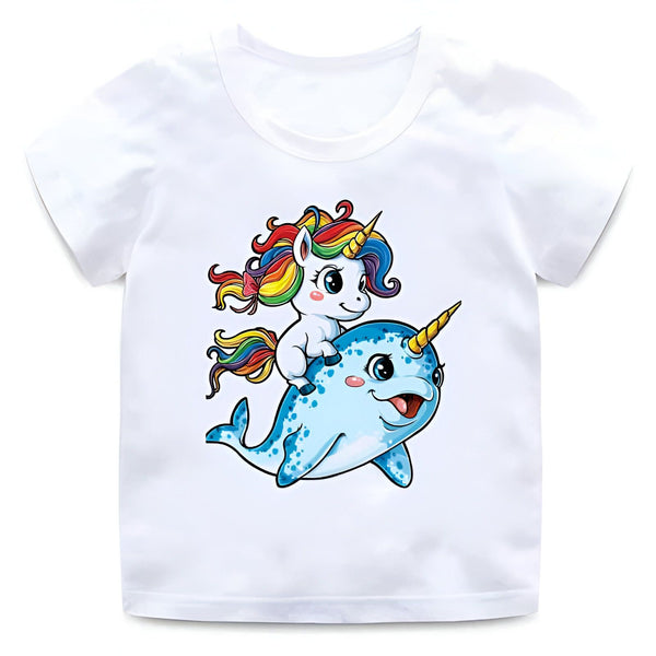 T-shirt blanc enfant avec dessin d'un mignon licorne arc-en-ciel chevauchant un narval bleu souriant. Illustration amusante et colorée pour les enfants., 45502312677631,45502312710399,45502312743167,45502312775935,45502312808703,45502312841471,45502312874239,45502312907007 | Licorne Shop